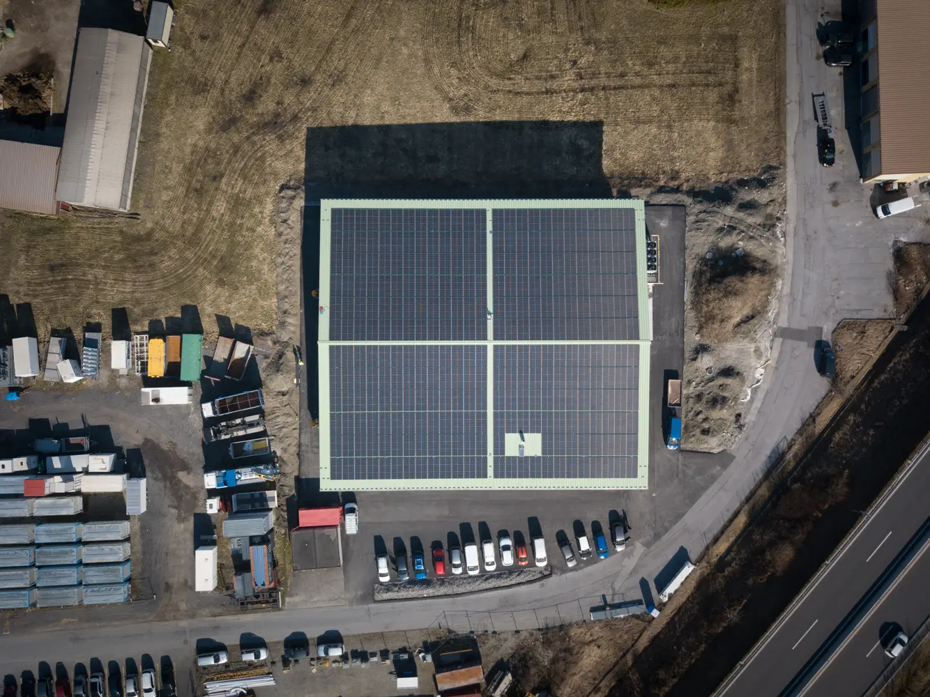 Fromagerie de Martigny, vue du ciel avec les panneaux solaires.