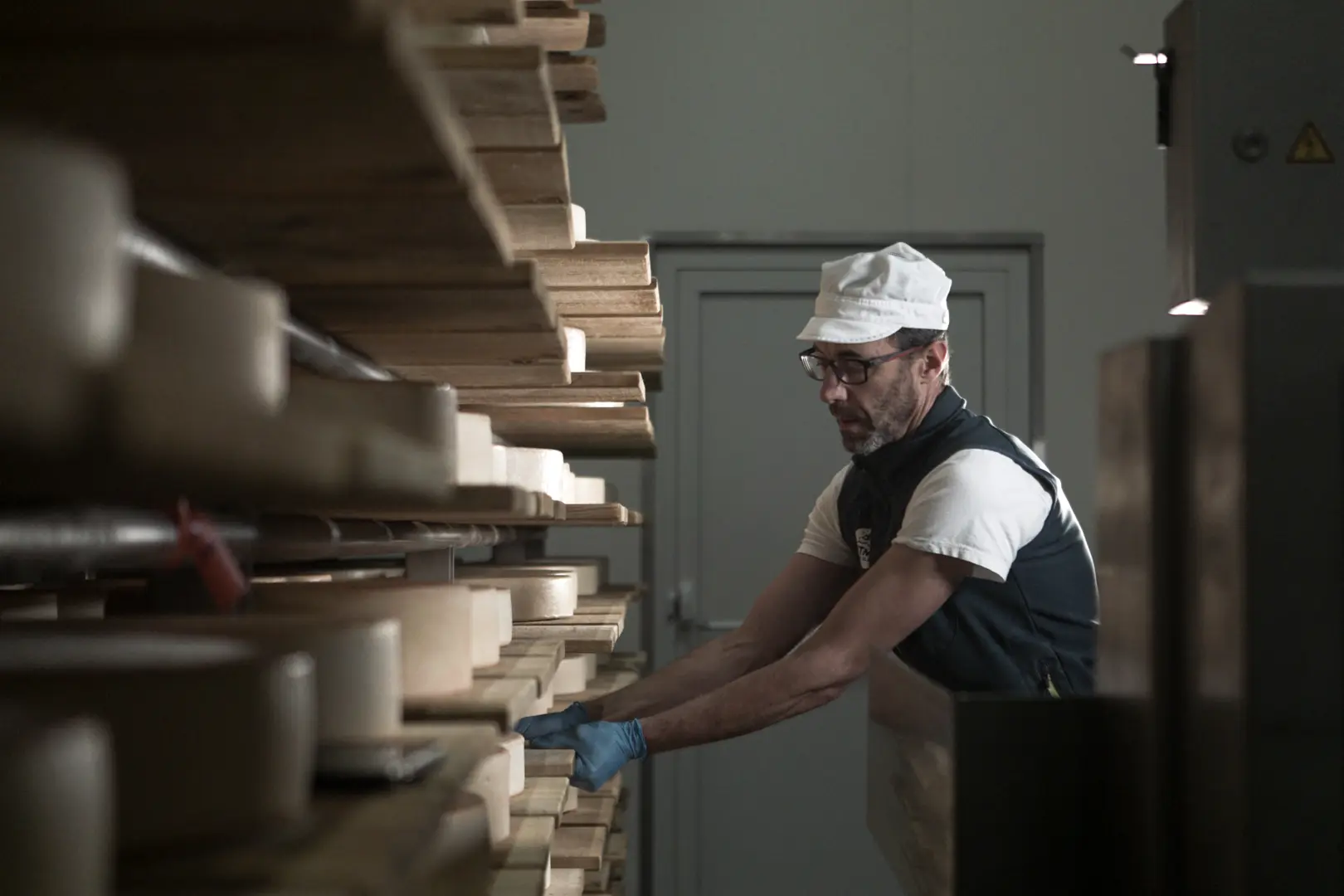 Jérome Duay, affineur et technologue du lait à la Fromagerie de Martigny.