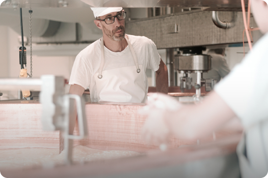 Jérome duay, milk technologist at the Raclette de la Bâtiaz production facility